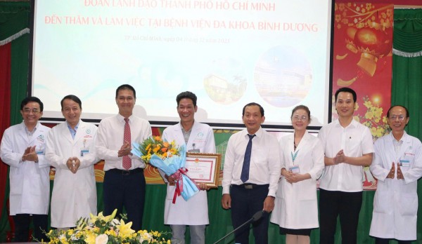 Bí thư Thành ủy TP.HCM biểu dương bác sĩ Võ Thái Trung cùng ê kíp Bí thư Thành ủy TP.HCM biểu dương bác sĩ Võ Thái Trung cùng ê kíp
