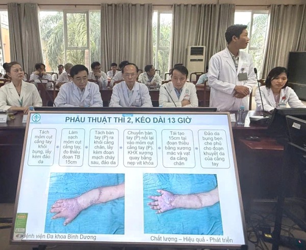 Bí thư Thành ủy TP.HCM biểu dương bác sĩ Võ Thái Trung cùng ê kíp Bí thư Thành ủy TP.HCM biểu dương bác sĩ Võ Thái Trung cùng ê kíp