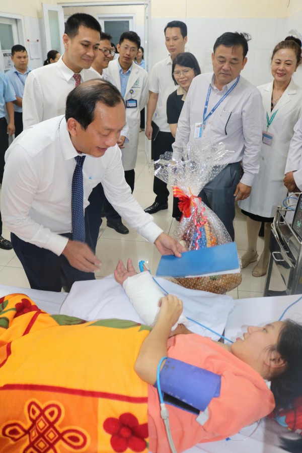 Bí thư Thành ủy TP.HCM biểu dương bác sĩ Võ Thái Trung cùng ê kíp Bí thư Thành ủy TP.HCM biểu dương bác sĩ Võ Thái Trung cùng ê kíp
