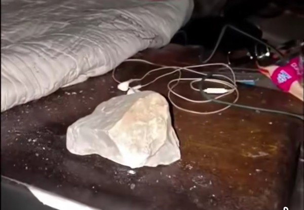 Nghi bị ném đá, hàng loạt xe tải vỡ kính trên cao tốc qua Quảng Trị Nghi bị ném đá, hàng loạt xe tải vỡ kính trên cao tốc qua Quảng Trị
