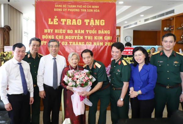 Thành ủy TP.HCM trao Huy hiệu Đảng đến nguyên trợ lý 2 Tổng Bí thư Thành ủy TP.HCM trao Huy hiệu Đảng đến nguyên trợ lý 2 Tổng Bí thư