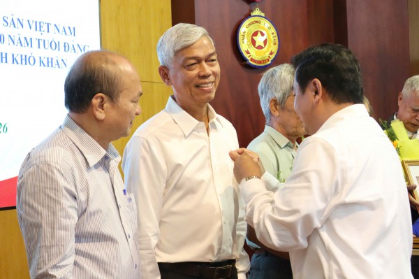 Thành ủy TP.HCM trao Huy hiệu Đảng đến nguyên trợ lý 2 Tổng Bí thư Thành ủy TP.HCM trao Huy hiệu Đảng đến nguyên trợ lý 2 Tổng Bí thư