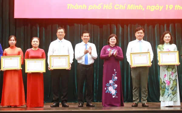 Thành ủy TP.HCM tuyên dương 221 điển hình dân vận khéo Thành ủy TP.HCM tuyên dương 221 điển hình dân vận khéo