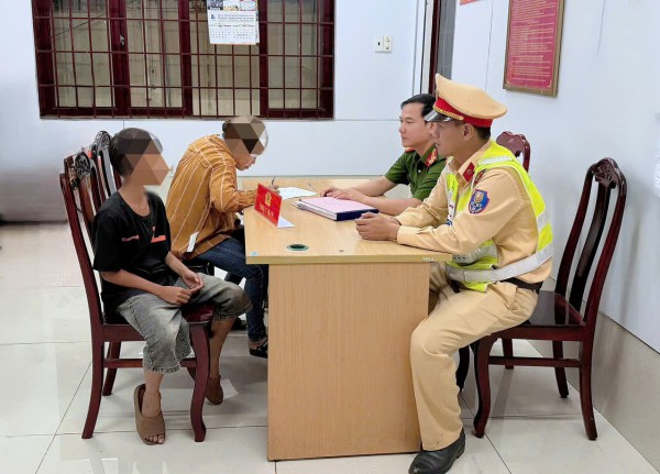 Thiếu niên 12 tuổi ném đá vỡ kính cửa toa tàu hỏa Thiếu niên 12 tuổi ném đá vỡ kính cửa toa tàu hỏa