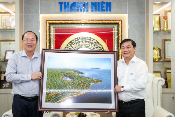 Tỉnh Cà Mau tặng bằng khen Báo Thanh Niên Tỉnh Cà Mau tặng bằng khen Báo Thanh Niên