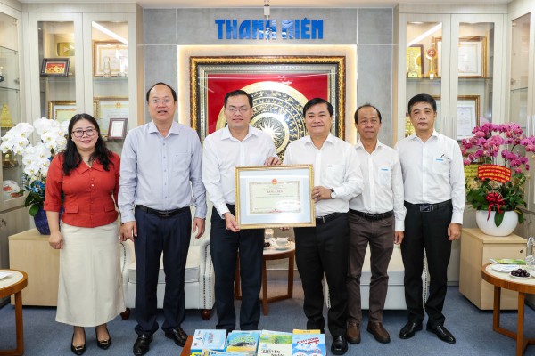 Tỉnh Cà Mau tặng bằng khen Báo Thanh Niên Tỉnh Cà Mau tặng bằng khen Báo Thanh Niên