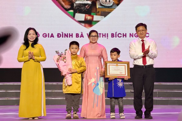 TP.HCM vinh danh 104 gia đình văn hóa - hạnh phúc tiêu biểu TP.HCM vinh danh 104 gia đình văn hóa - hạnh phúc tiêu biểu