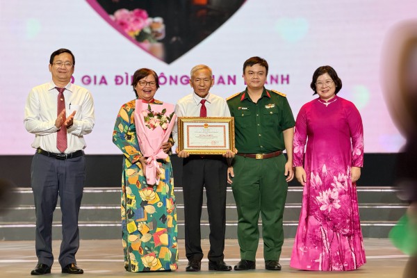 TP.HCM vinh danh 104 gia đình văn hóa - hạnh phúc tiêu biểu TP.HCM vinh danh 104 gia đình văn hóa - hạnh phúc tiêu biểu