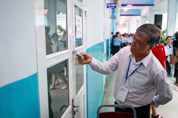 151.269 thí sinh TP.HCM bắt đầu thi lớp 10: Giám đốc Sở GD-ĐT nói về đề thi 151.269 thí sinh TP.HCM bắt đầu thi lớp 10: Giám đốc Sở GD-ĐT nói về đề thi