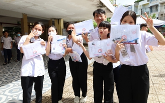 Cà Mau hỗ trợ thí sinh gãy tay, thủy đậu hoàn thành kỳ thi tốt nghiệp THPT