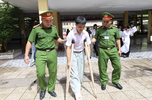 Cà Mau hỗ trợ thí sinh gãy tay, thủy đậu hoàn thành kỳ thi tốt nghiệp THPT Cà Mau hỗ trợ thí sinh gãy tay, thủy đậu hoàn thành kỳ thi tốt nghiệp THPT