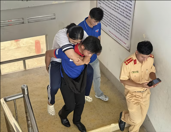 Cà Mau hỗ trợ thí sinh gãy tay, thủy đậu hoàn thành kỳ thi tốt nghiệp THPT Cà Mau hỗ trợ thí sinh gãy tay, thủy đậu hoàn thành kỳ thi tốt nghiệp THPT