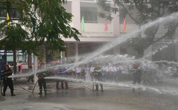 Đà Nẵng: Cảnh sát dạy học sinh kỹ năng sinh tồn cần thiết trước kỳ nghỉ hè Đà Nẵng: Cảnh sát dạy học sinh kỹ năng sinh tồn cần thiết trước kỳ nghỉ hè