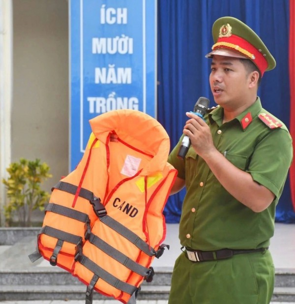 Đà Nẵng: Cảnh sát dạy học sinh kỹ năng sinh tồn cần thiết trước kỳ nghỉ hè Đà Nẵng: Cảnh sát dạy học sinh kỹ năng sinh tồn cần thiết trước kỳ nghỉ hè