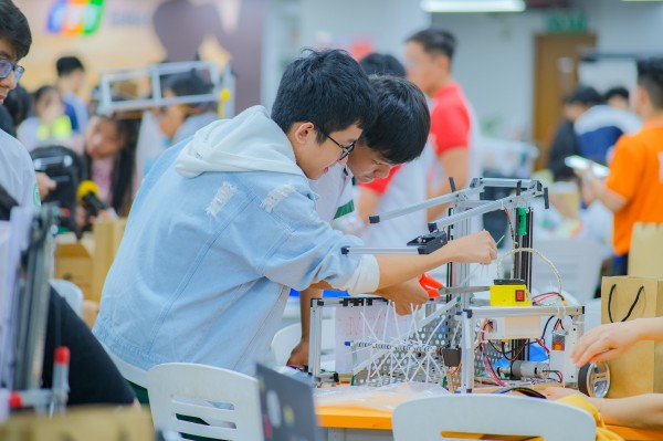 FPTU AI & Robotics Challenge 2025: 50 đội chiến binh sẵn sàng bước vào Chung kết