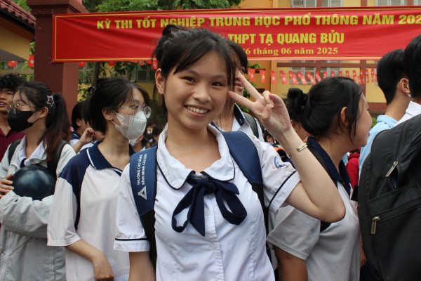 Hồi hộp dõi theo chấm thi văn tốt nghiệp THPT: Đề hay, nhưng điểm cao dễ không? Hồi hộp dõi theo chấm thi văn tốt nghiệp THPT: Đề hay, nhưng điểm cao dễ không?