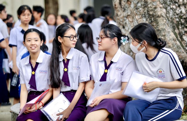 Ngay sau khi Bộ GD-ĐT có phổ điểm, một trường ĐH công bố điểm sàn xét tuyển