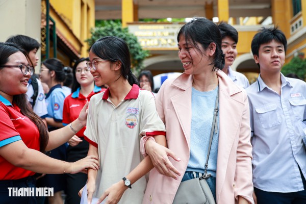 Nụ cười và nước mắt của sĩ tử TP.HCM sau môn toán tuyển sinh lớp 10 Nụ cười và nước mắt của sĩ tử TP.HCM sau môn toán tuyển sinh lớp 10