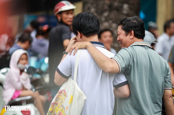 Nụ cười và nước mắt của sĩ tử TP.HCM sau môn toán tuyển sinh lớp 10 Nụ cười và nước mắt của sĩ tử TP.HCM sau môn toán tuyển sinh lớp 10
