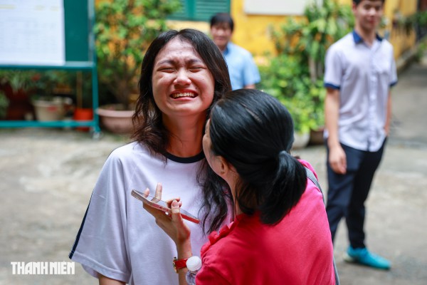 Nụ cười và nước mắt của sĩ tử TP.HCM sau môn toán tuyển sinh lớp 10 Nụ cười và nước mắt của sĩ tử TP.HCM sau môn toán tuyển sinh lớp 10