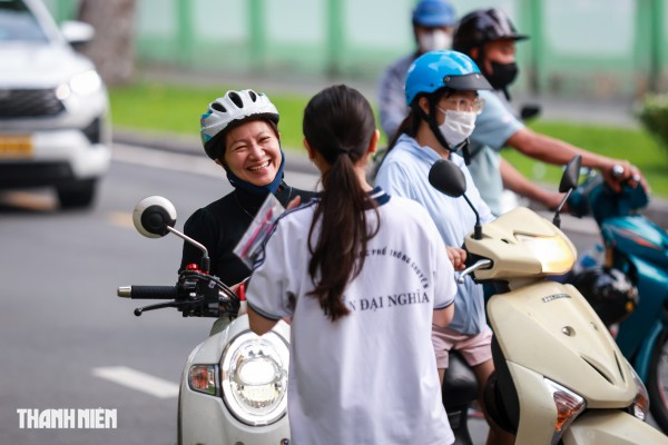 Nụ cười và nước mắt của sĩ tử TP.HCM sau môn toán tuyển sinh lớp 10 Nụ cười và nước mắt của sĩ tử TP.HCM sau môn toán tuyển sinh lớp 10