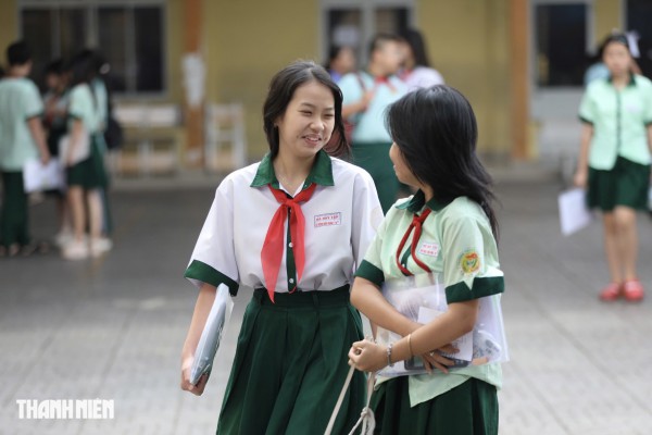 Nụ cười và nước mắt của sĩ tử TP.HCM sau môn toán tuyển sinh lớp 10 Nụ cười và nước mắt của sĩ tử TP.HCM sau môn toán tuyển sinh lớp 10