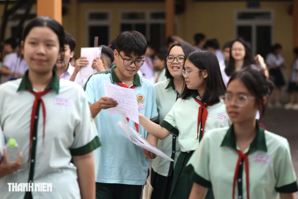 Nụ cười và nước mắt của sĩ tử TP.HCM sau môn toán tuyển sinh lớp 10 Nụ cười và nước mắt của sĩ tử TP.HCM sau môn toán tuyển sinh lớp 10