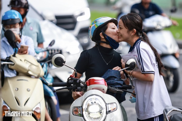 Nụ cười và nước mắt của sĩ tử TP.HCM sau môn toán tuyển sinh lớp 10 Nụ cười và nước mắt của sĩ tử TP.HCM sau môn toán tuyển sinh lớp 10