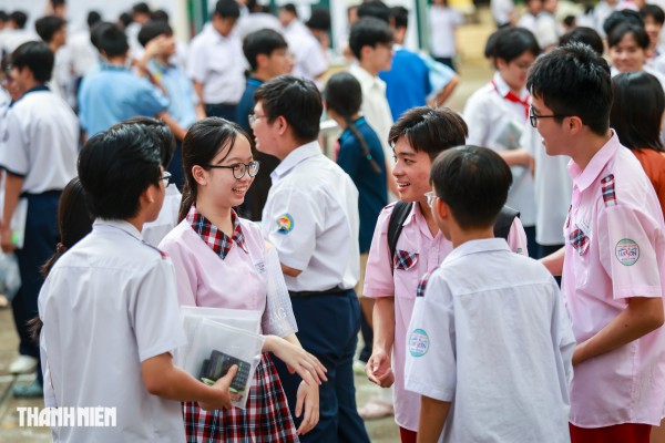 Nụ cười và nước mắt của sĩ tử TP.HCM sau môn toán tuyển sinh lớp 10 Nụ cười và nước mắt của sĩ tử TP.HCM sau môn toán tuyển sinh lớp 10