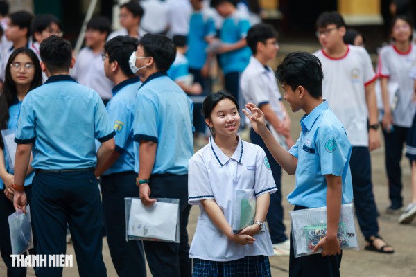 Nụ cười và nước mắt của sĩ tử TP.HCM sau môn toán tuyển sinh lớp 10 Nụ cười và nước mắt của sĩ tử TP.HCM sau môn toán tuyển sinh lớp 10