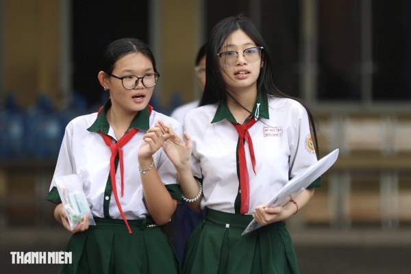 Nụ cười và nước mắt của sĩ tử TP.HCM sau môn toán tuyển sinh lớp 10 Nụ cười và nước mắt của sĩ tử TP.HCM sau môn toán tuyển sinh lớp 10