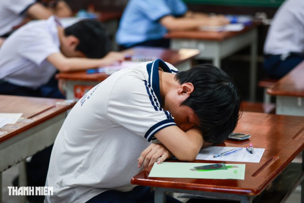 Nụ cười và nước mắt của sĩ tử TP.HCM sau môn toán tuyển sinh lớp 10 Nụ cười và nước mắt của sĩ tử TP.HCM sau môn toán tuyển sinh lớp 10