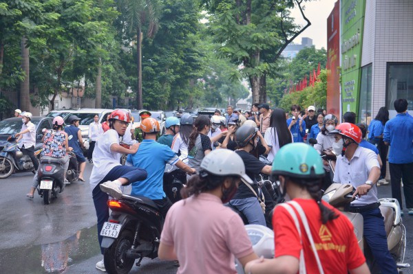 Nữ sinh Hà Nội ngồi xe lăn vào phòng thi tốt nghiệp THPT Nữ sinh Hà Nội ngồi xe lăn vào phòng thi tốt nghiệp THPT