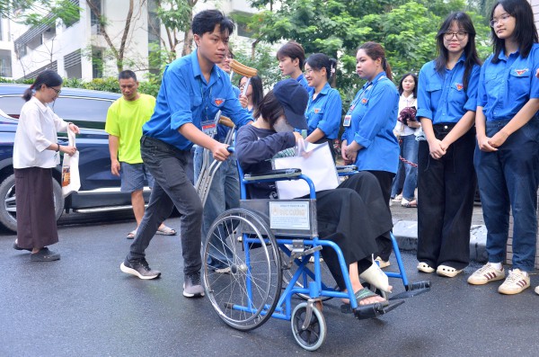 Nữ sinh Hà Nội ngồi xe lăn vào phòng thi tốt nghiệp THPT Nữ sinh Hà Nội ngồi xe lăn vào phòng thi tốt nghiệp THPT