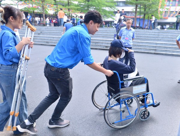 Nữ sinh Hà Nội ngồi xe lăn vào phòng thi tốt nghiệp THPT Nữ sinh Hà Nội ngồi xe lăn vào phòng thi tốt nghiệp THPT