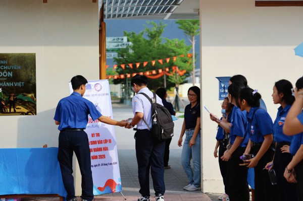 Phụ huynh thấp thỏm chờ con thi tuyển sinh lớp 10 Phụ huynh thấp thỏm chờ con thi tuyển sinh lớp 10