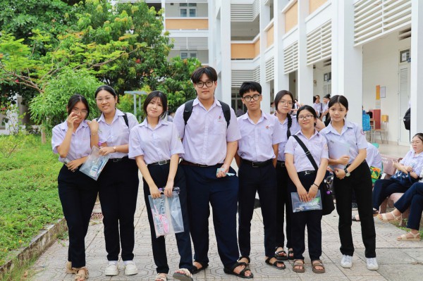Phụ huynh thấp thỏm chờ con thi tuyển sinh lớp 10 Phụ huynh thấp thỏm chờ con thi tuyển sinh lớp 10