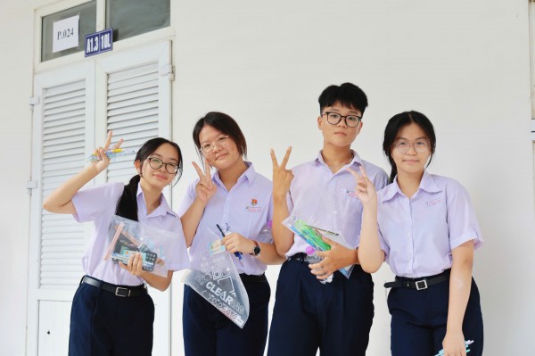 Phụ huynh thấp thỏm chờ con thi tuyển sinh lớp 10 Phụ huynh thấp thỏm chờ con thi tuyển sinh lớp 10