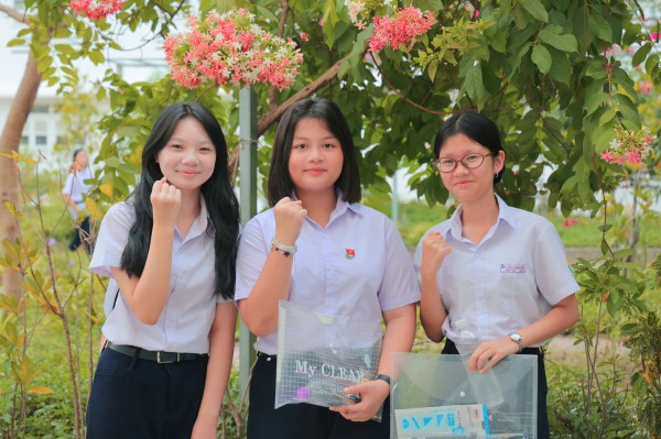 Phụ huynh thấp thỏm chờ con thi tuyển sinh lớp 10 Phụ huynh thấp thỏm chờ con thi tuyển sinh lớp 10
