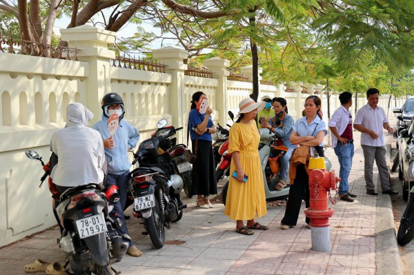 Phụ huynh thấp thỏm chờ con thi tuyển sinh lớp 10 Phụ huynh thấp thỏm chờ con thi tuyển sinh lớp 10