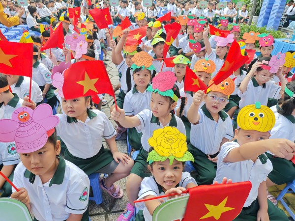 TP.HCM: Sẽ hỗ trợ tiền học kỹ năng sống, ngoại ngữ, bơi... cho học sinh yếu thế TP.HCM: Sẽ hỗ trợ tiền học kỹ năng sống, ngoại ngữ, bơi... cho học sinh yếu thế