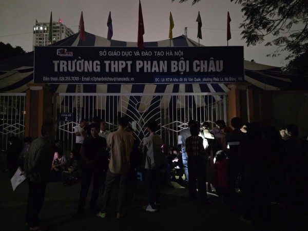 Xem xét xử phạt trường THPT để phụ huynh xếp hàng xuyên đêm ghi danh lớp 10