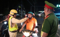Tài xế nói 'chỉ uống 1, 2 lon bia', nhưng đều vượt nồng độ cồn kịch khung