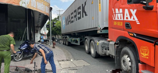 TP.HCM: Va chạm xe đầu kéo, người đàn ông đi xe đạp tử vong tại chỗ TP.HCM: Va chạm xe đầu kéo, người đàn ông đi xe đạp tử vong tại chỗ
