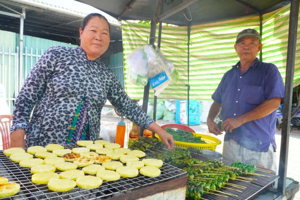Bò nướng lá cách 32 năm ven quốc lộ: Vợ chồng miền Tây bán giờ 'độc' Bò nướng lá cách 32 năm ven quốc lộ: Vợ chồng miền Tây bán giờ 'độc'
