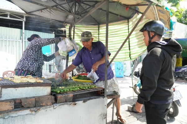 Bò nướng lá cách 32 năm ven quốc lộ: Vợ chồng miền Tây bán giờ 'độc' Bò nướng lá cách 32 năm ven quốc lộ: Vợ chồng miền Tây bán giờ 'độc'