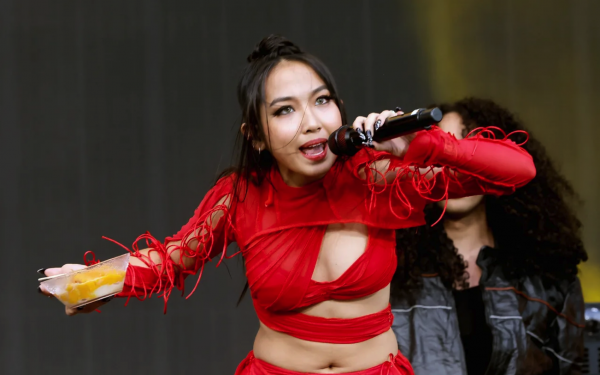 Giải mã phong cách thời trang cá tính của nữ rapper người Thái MILLI Giải mã phong cách thời trang cá tính của nữ rapper người Thái MILLI