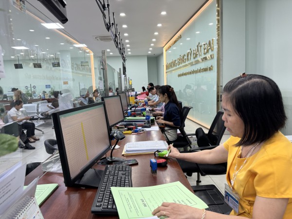Hàng trăm nhân sự tỏa về các xã hướng dẫn giải quyết thủ tục hành chính