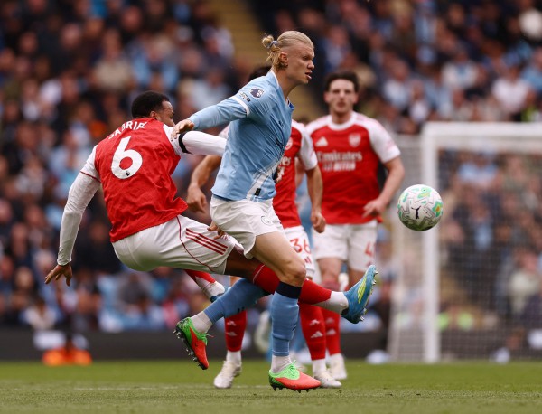 Haaland giúp Man City đánh bại Arsenal trận 'chung kết mùa', Liverpool giành 3 điểm phút 100