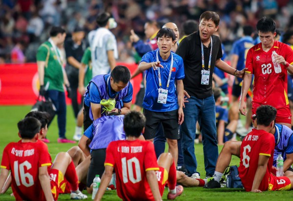 Bảo vệ ngôi vương AFF Cup 2026: Áp lực kép cho HLV Kim Sang-sik đến từ đâu? Bảo vệ ngôi vương AFF Cup 2026: Áp lực kép cho HLV Kim Sang-sik đến từ đâu?